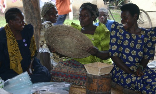 women winnowing soybeans Nov 2011 edit